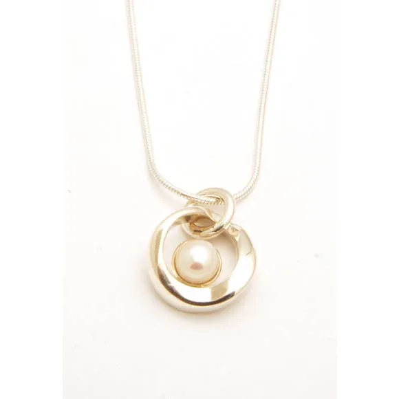 Pearl Pendant With Chain